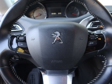 Peugeot 308 II Hatchback Facelifting 1.2 PureTech 110KM 2019 Peugeot 308 1.2 PureTech, Salon Polska, zdjęcie 17