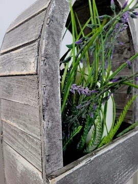 Деревянная обложка, фонарь, статуэтка надгробия.