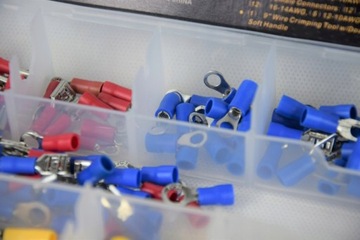 Zestaw konektorów i złączek ze szczypcami 175 szt.