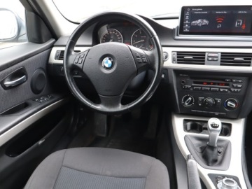 BMW Seria 3 E90-91-92-93 Limuzyna E90 318i 143KM 2010 BMW 3 318 i, Klima, Parktronic,ALU, zdjęcie 6