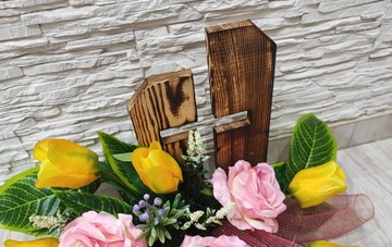 Украшение для пасхального памятника на деревянной основе.