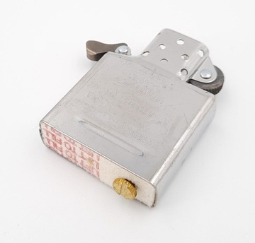 Подарочный набор бензиновой зажигалки Zippo.