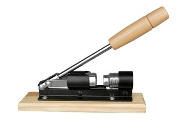 ЩЕЛКУНЧИК НА ЧЕРНОЙ СТАЛЬНОЙ ПОДСТАВКЕ