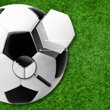 Футбол к ноге ноги футбольного футбола Черно -белый вшит в патчах