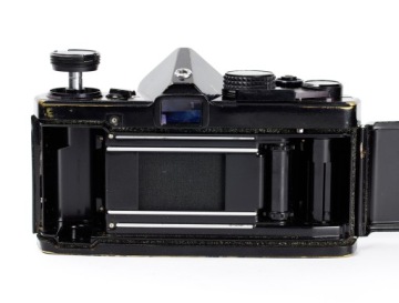 Зеркальная камера OLYMPUS OM-2 для ПЛЕНКИ 35 мм ЧЕРНАЯ