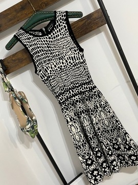 34 biało czarna ciepła geometryczne wzory Karen Millen wiskoza rozkoszowana