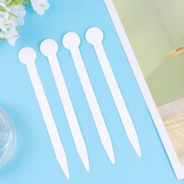 Бумажные полоски для проверки запаха духов.