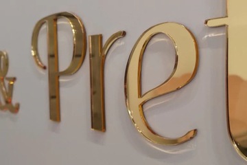 Логотип в виде буквы из плексигласа, золотое серебряное зеркало