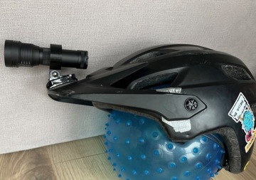 Krótki uchwyt latarki Lumintop B01 kask mocowanie gopro