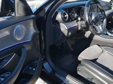 Mercedes Klasa E W213 Limuzyna Plug-in Facelifting 2.0 300e 320KM 2020 Mercedes E300e 320 koni Sedan Burmester Szyber Webasto Kamera Avantgarde, zdjęcie 36