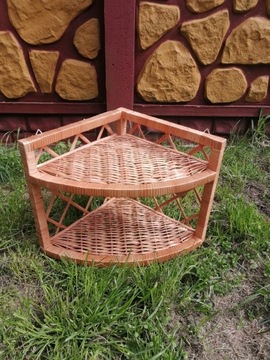 Плетеная полка, подвешенная к углу роговицы.