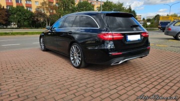 Mercedes Klasa E W213 Kombi 2.0 220d 194KM 2019 Mercedes-Benz Klasa E Mercedes E200 Pakiet AMG El klapa El hak Kamera, zdjęcie 4