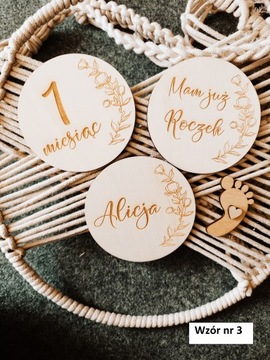 Деревянные доски-месяцы для детских фотографий.