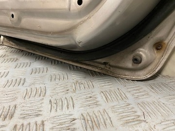DVEŘE KOMPLETNÍ PRAVÝ ZADNÍ HYUNDAI TERRACAN 01-06