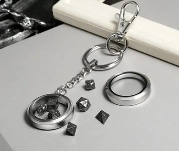 КРОШЕЧНЫЙ НАБОР ИЗ 7 МЕТАЛЛИЧЕСКИХ КУБИКОВ ХОББИТОНА + СЕРЕБРЯНЫЙ БРЕЛОК ДЛЯ БРЕЛОКОВ