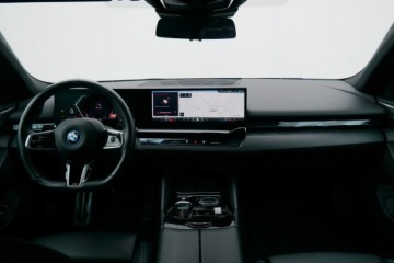 BMW Seria 5 G90-91 2024 BMW 550 BMW 550e M Professional M Pro HAK Adaptive, zdjęcie 13