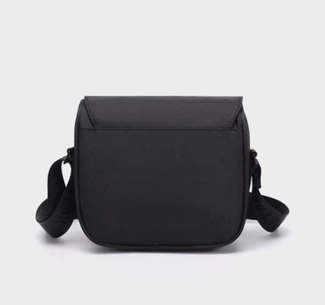 Черная оксфордская сумка через плечо.