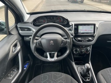 Peugeot 2008 I SUV Facelifting 1.2 PureTech 130KM 2017 Peugeot 2008 Style Nawigacja Klimatyzacja Parktronic El.szyby El.Lusterka, zdjęcie 8