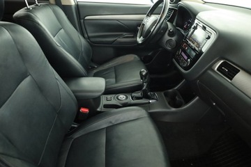 Mitsubishi Outlander III SUV Facelifting 2.2 DOHC DI-D 150KM 2014 Mitsubishi Outlander 2.2 DI-D, Salon Polska, 4X4, zdjęcie 6