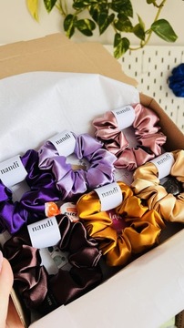 Атласная резинка для волос пудрово-розового цвета.