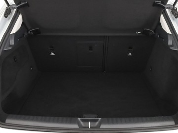Mercedes GLA I Off-Roader Facelifting 1.6 180 122KM 2019 Mercedes GLA 180 navi klima grzane fotele czujniki, zdjęcie 19