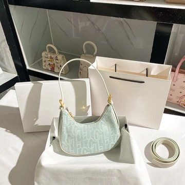 Modna torba pod pachę z haftowaną bagietką z monogramem