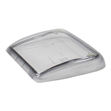 Оконное стекло Dometic Mini Heki закрыто козырьком.