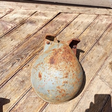 Старый чугунный питьевой фонтан для животных, промышленный чердак