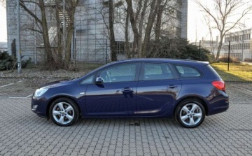 Opel Astra J Sports Tourer 2.0 CDTI ECOTEC 160KM 2010 Opel Astra 2,0CDTI (160KM) 196 tys. km Bezwypadkowy 2.0 Diesel 160KM, zdjęcie 1