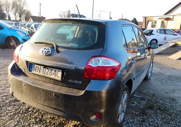 Toyota Auris I Hatchback 1.6 Valvematic 132KM 2010 Toyota Auris 2010r, 1.6Benzyna. Uszkodzony przod i lewy bok. 1.6 Benzyna, zdjęcie 4