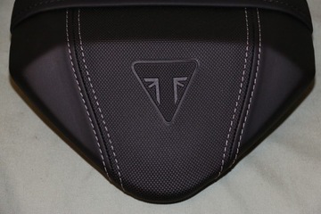 TRIUMPH STREET TRIPLE TYLNE SIEDZENIE + PODNÓŻKI