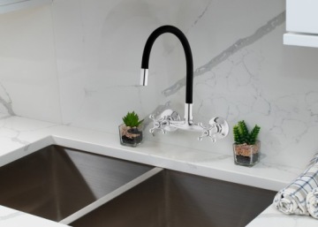 Гибкий черный настенный кухонный смеситель