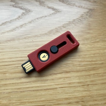 Выдвижной чехол для Yubikey 5/5C NFC USB-A и USB-C Premium RED