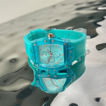 Повседневные кварцевые часы с индикатором Tonneau, прохладного карамельного цвета.