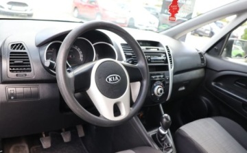Kia Venga Mikrovan 1.4 CRDi WGT 75KM 2011 Kia Venga Nowe opony, Klmatyzacja, elektryczne szyby. Niskie spalanie. 1.4, zdjęcie 6