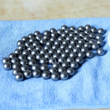 100 штук стальных шариков.