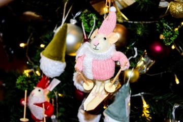 УКРАШЕНИЕ РОЖДЕСТВЕНСКОЙ ЕЛКИ МЫШКА ЛЫЖИ РОЗОВЫЙ И БЕЛЫЙ 11 СМ