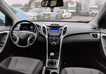 Hyundai i30 II 2015 Hyundai i30 2015r. 1.6 CRDI. Uszkodzony tyl i lekko lewy przod. Jezdzi., zdjęcie 5