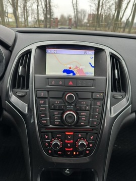 Opel Astra J Sports Tourer Facelifting 2.0 CDTI ECOTEC 165KM 2013 Opel Astra Sport Tourer 2.0 CDTI 165 KM 2013r. Xen, zdjęcie 35