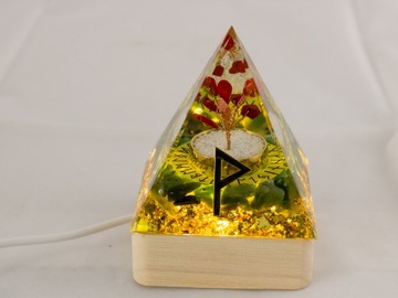 СВЕТЯЩАЯСЯ СВЕТОДИОДНАЯ USB ПОДСТАВКА ДЛЯ ФИГУР ПИРАМИДА, ПОДСВЕТКА, 6х6 см
