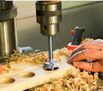 Фреза с торцевым сверлом для петель диаметром 55 мм.