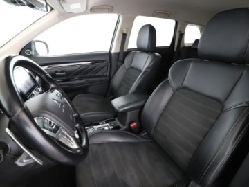Mitsubishi Outlander III SUV PHEV Facelifting 2020 2.4 PHEV 224KM 2020 Mitsubishi Outlander PHEV automat 4x4 grzane, zdjęcie 13