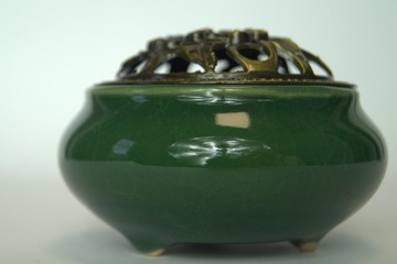Керамическая курильница с ажурной зеленой крышкой + ручка