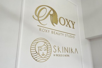 Логотип в виде буквы из плексигласа, золотое серебряное зеркало