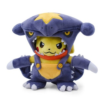 MASKOTKA POKEMON CREWMATE PIKACHU Z PŁASZCZEM GARCHOMP 25CM