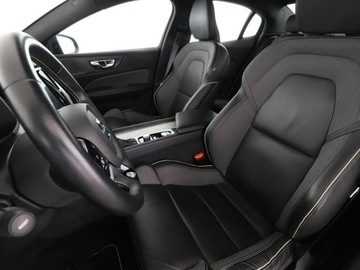 Volvo S60 II Sedan Facelifting 2.0 T4 DRIVE-E 190KM 2019 Volvo S60 R-Design automat T4 skóra navi kamera, zdjęcie 12