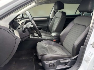 Volkswagen Passat B8 Variant Facelifting 2.0 TDI SCR 150KM 2023 Volkswagen Passat TDI 150KM Elegance LED Matrix Nawigacja Martwe pole, zdjęcie 10