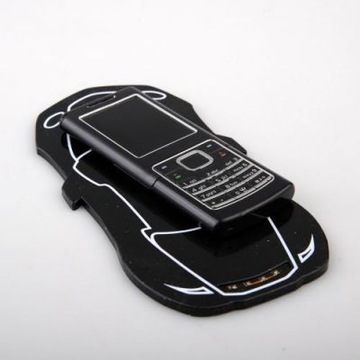 Противоскользящая накладка в форме автомобиля.