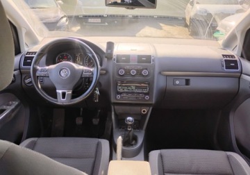 Volkswagen Touran II 1.6 TDI 105KM 2012 Volkswagen Touran 2012r, 1.6 TDI. Lekko przetarte boki. Jezdzi. 1.6 Diesel, zdjęcie 6