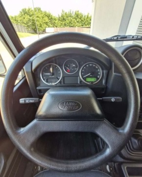Land Rover Defender III 90 Station Wagon 2.2 TD4 122KM 2012 Land Rover Defender 4X4, HAK, klima, 7 osobowy 2.2 Diesel 122KM, zdjęcie 15